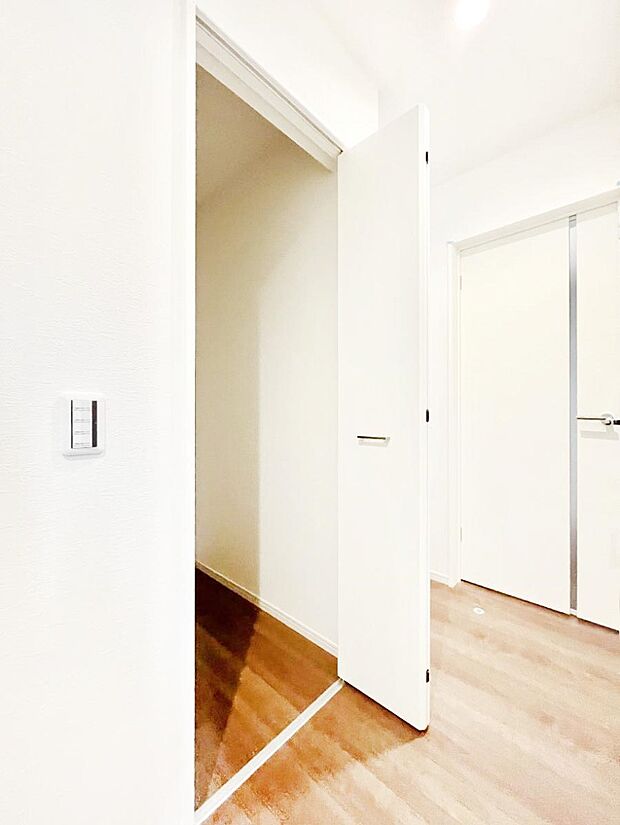 1階ホールには季節品や趣味の品などたっぷり収納出来るウォークインクローゼット!