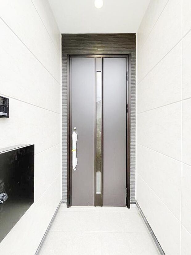 シンプルで落ち着いた雰囲気の玄関でご家族やお客様をお出迎え！  