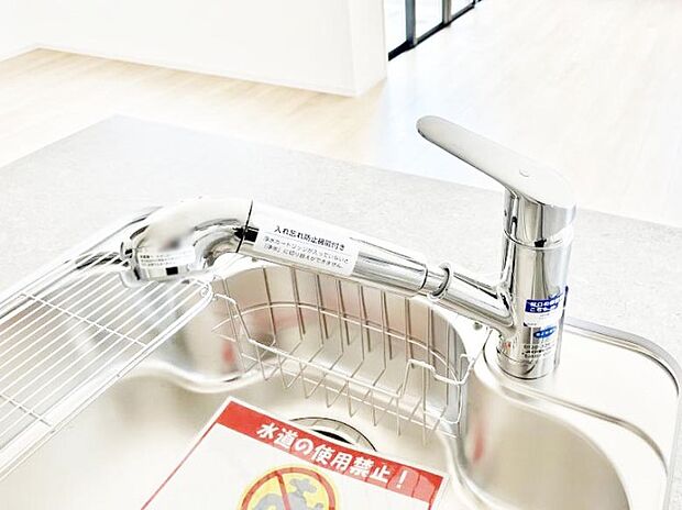 いつでも清潔なおいしいお水を。一つの水栓で水道水と浄水を使い分け。