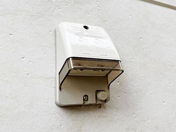 高圧洗浄機やエアーコンプレッサーなどの使用時に便利な外コンセント