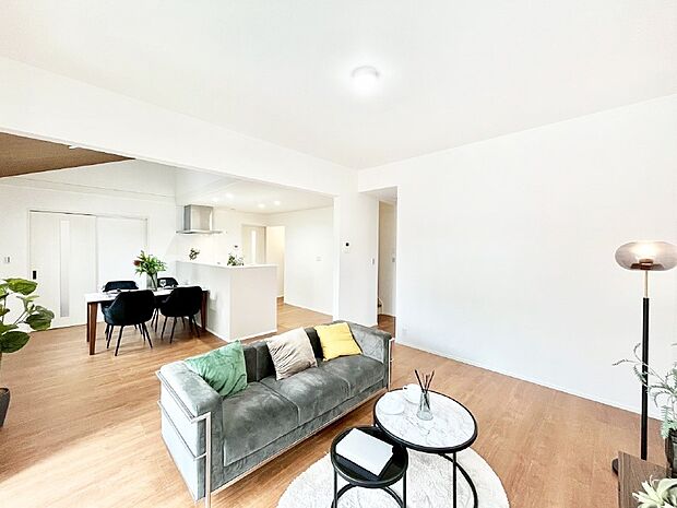 明るい陽光が注ぎ、寛ぎの雰囲気に満たされるリビングダイニング