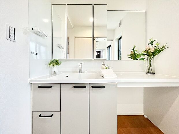 収納力と機能性に優れた洗面化粧台