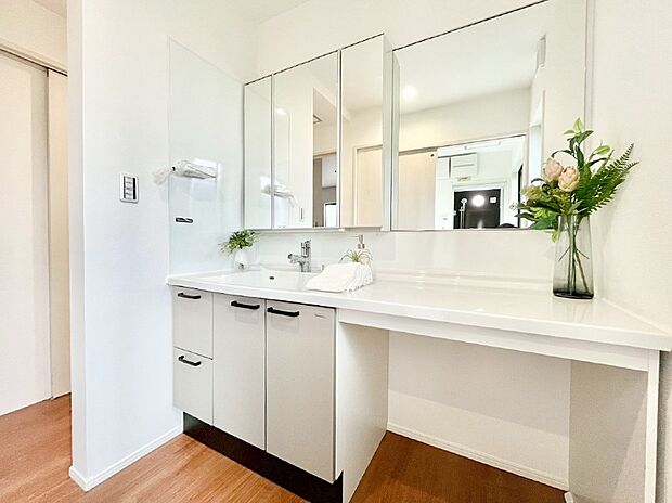 清潔感ある洗面化粧室で朝の身支度も快適