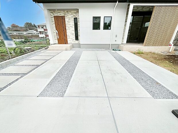 駐車2台可能!急なお客様の駐車に。また、ご家族の自転車スペースとしても大活躍。