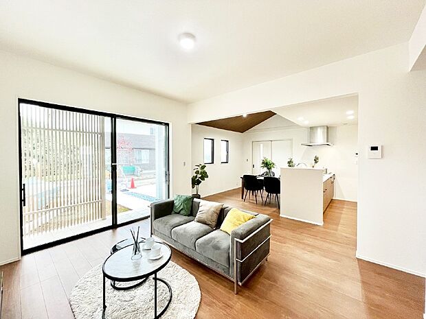 家族の笑顔が自然と生まれてくる、そんな雰囲気のダイニングに仕上がっています。