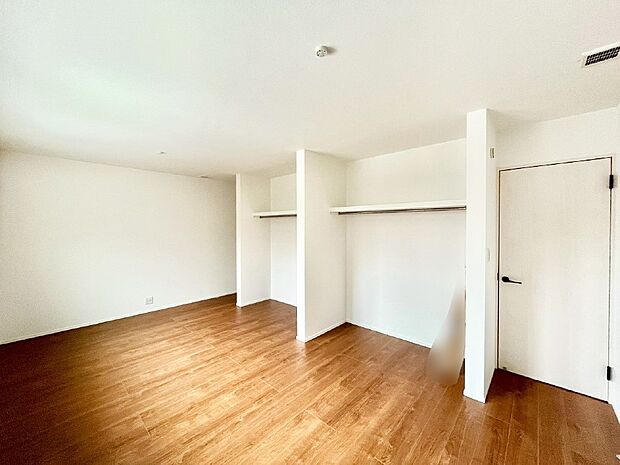 ライフスタイルに合わせて2部屋として利用できる広々とした洋室