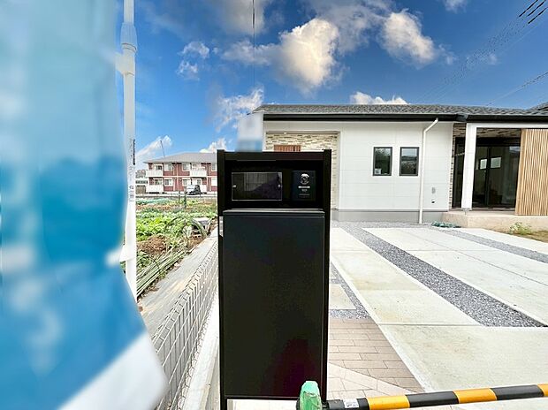 表札・インターホン・ポストをひとつに集約。エントランスになじむシンプルデザイン。