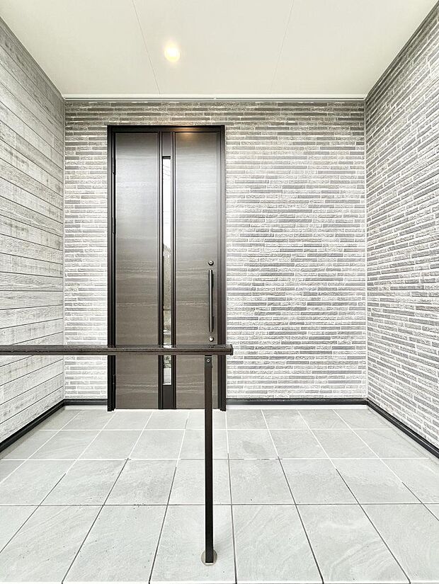 大切な家族、来客を出迎える玄関。