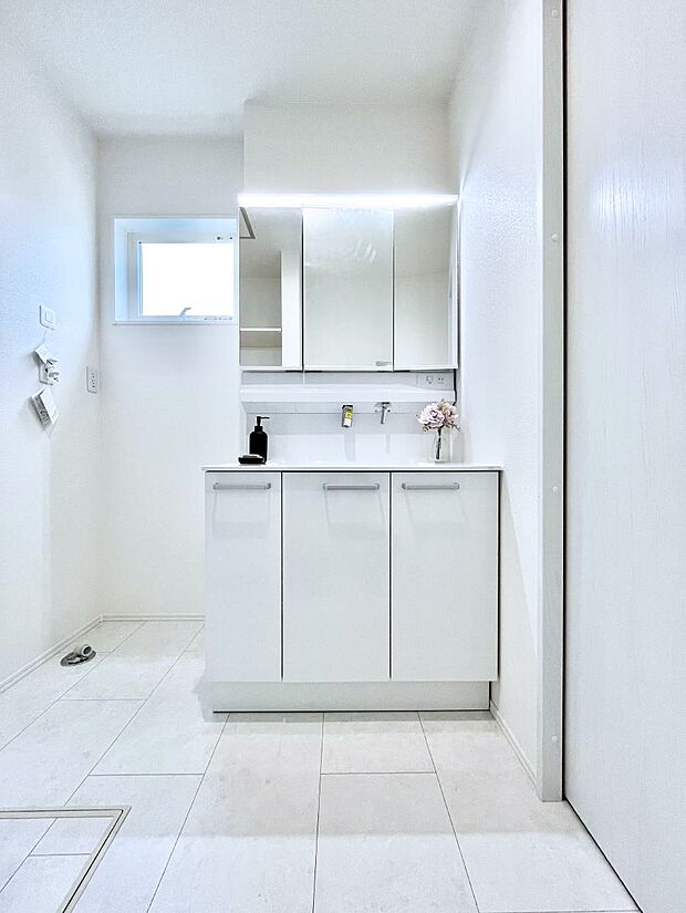 大きく見やすい三面鏡で清潔感ある洗面台は、身だしなみチェックや肌のお手入れにおすすめです。