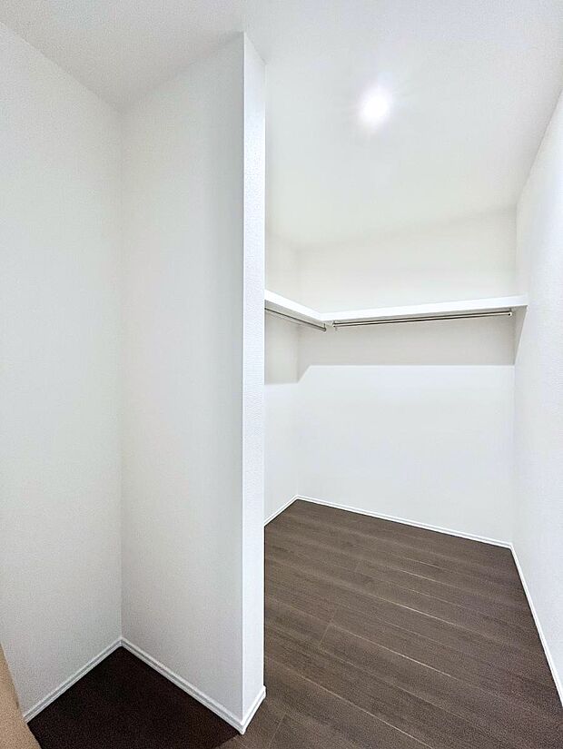 ウォークインクローゼット付きで生活空間を広く利用できます。