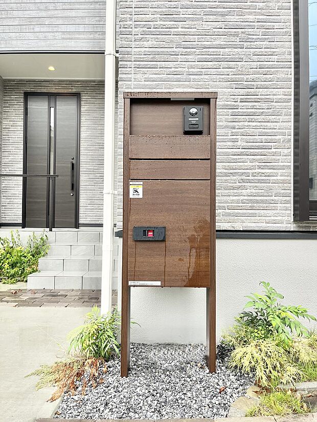 表札・インターホン・ポスト・宅配BOXをひとつに集約。エントランスになじむシンプルデザイン。