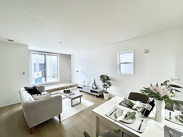 明るい陽光が注ぎ、寛ぎの雰囲気に満たされるリビング・ダイニング。