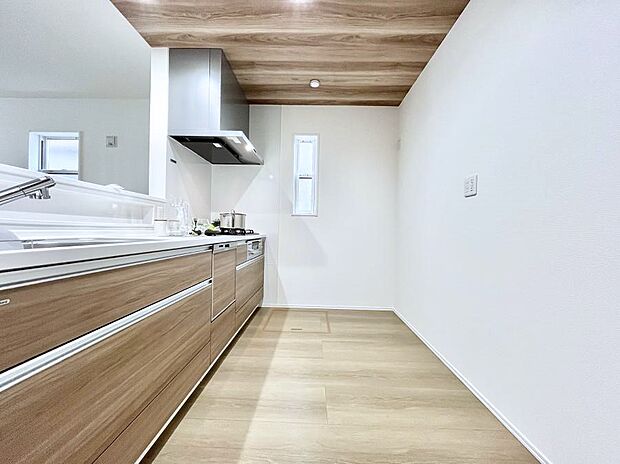 爽やかな風が通り抜けるキッチン。窓があるので明るく換気にも役立ちます。