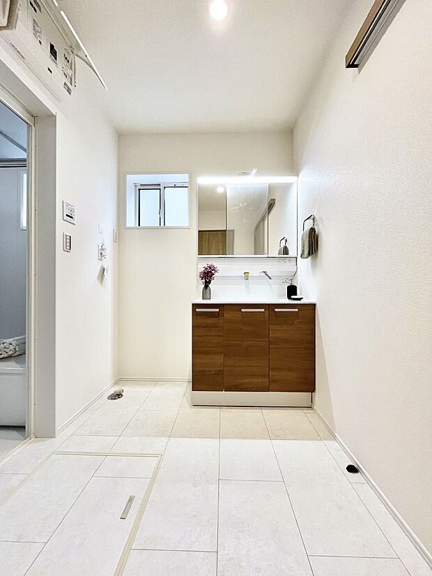 大きく見やすい三面鏡で清潔感ある洗面台は、身だしなみチェックや肌のお手入れにおすすめです。