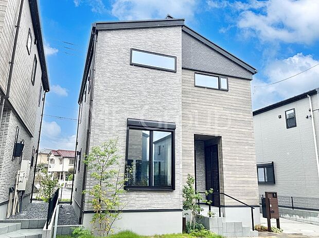 シンプルで落ち着きのある建物は住むかたの個性でオリジナルなものになっていきます。