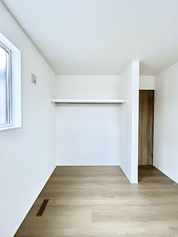 ウォークインクローゼット付きで生活空間を広く利用できます。