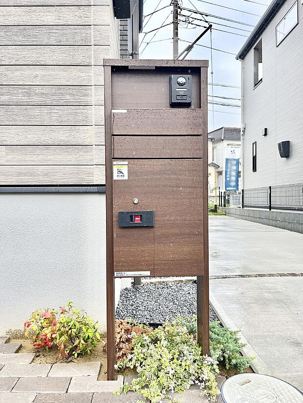 表札・インターホン・ポスト・宅配BOXをひとつに集約。エントランスになじむシンプルデザイン。