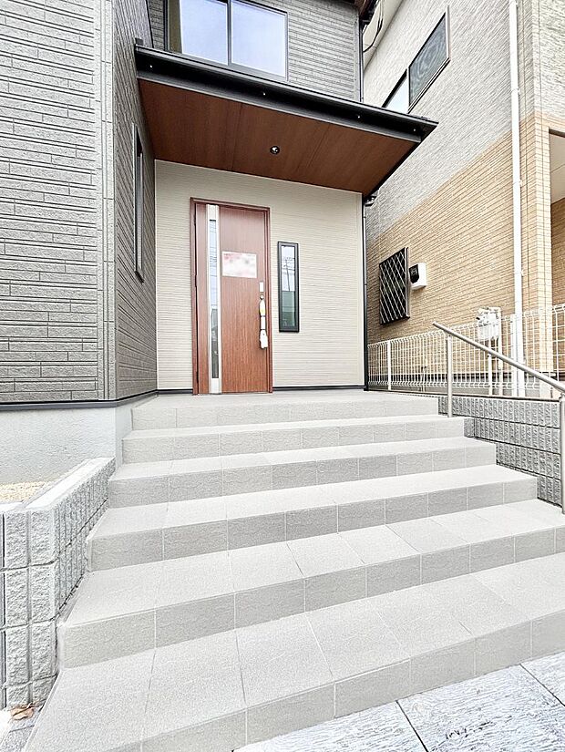 玄関アプローチにはプランターを並べて季節の花でお客様をおもてなしできます。