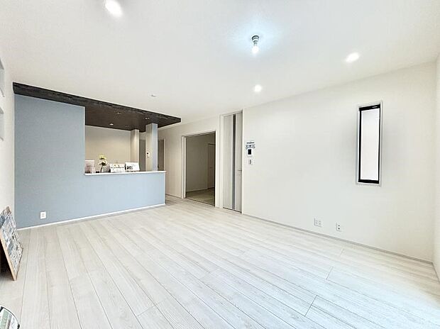 キッチンカウンターのアクセントクロスがお洒落なリビング。