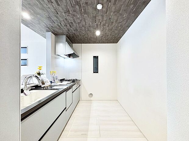 爽やかな風が通り抜けるキッチン。窓があるので明るく換気にも役立ちます。