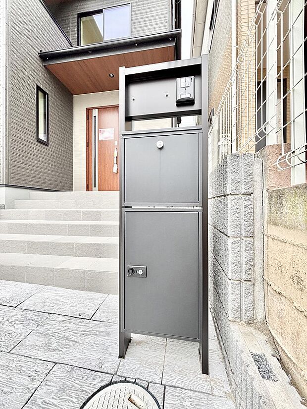 表札・インターホン・ポスト・宅配ＢＯＸをひとつに集約。エントランスになじむシンプルデザイン。