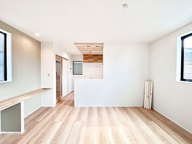 お子様の宿題やパソコンなどのデスクワークにも便利なスタディカウンター付のLDK