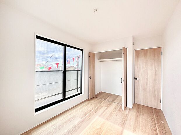 明るいバルコニーサイドに洋室を設置。目覚めの良い寝室に。