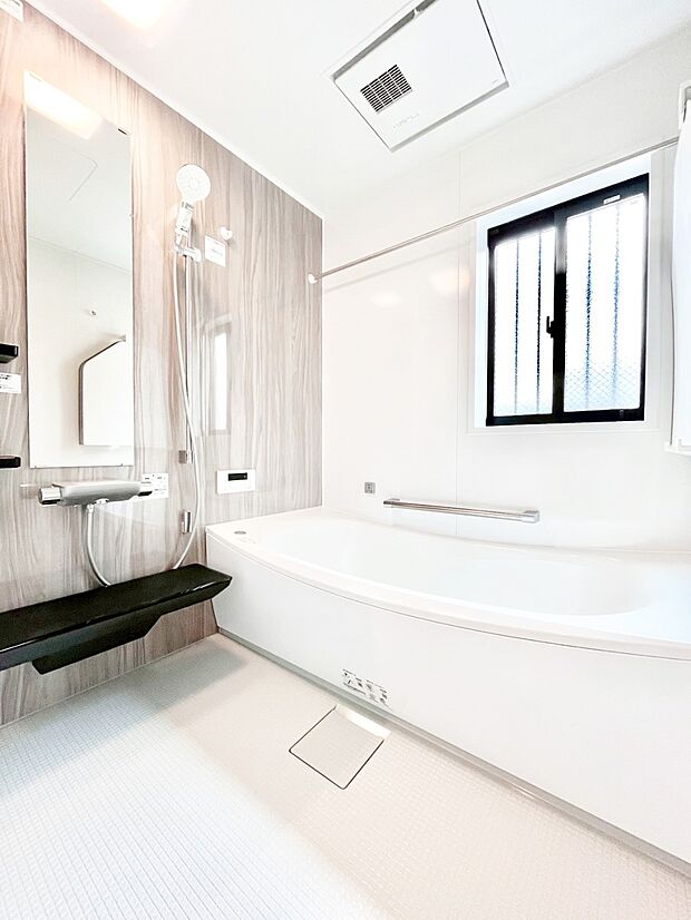 一日の疲れを癒してくれる明るい清潔感のあるバスルーム