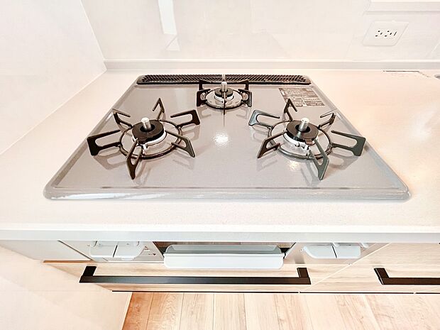 ガスコンロはSiセンサー搭載。火力調節や焦げ付き・消し忘れも防いでくれます。