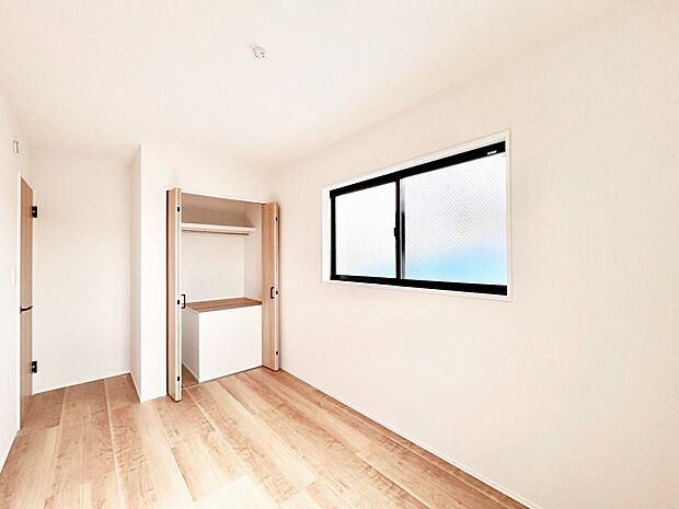 やさしい光がさしこむ居室はしっかり収納付き