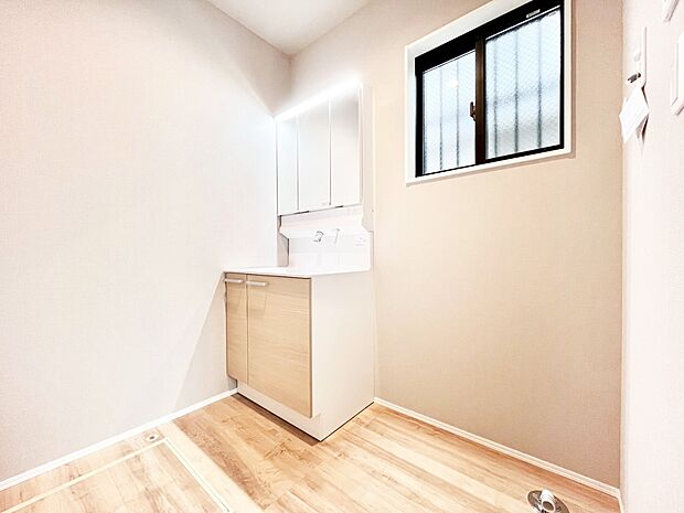 ゆとりの洗面スペースで朝の身支度もラクラク