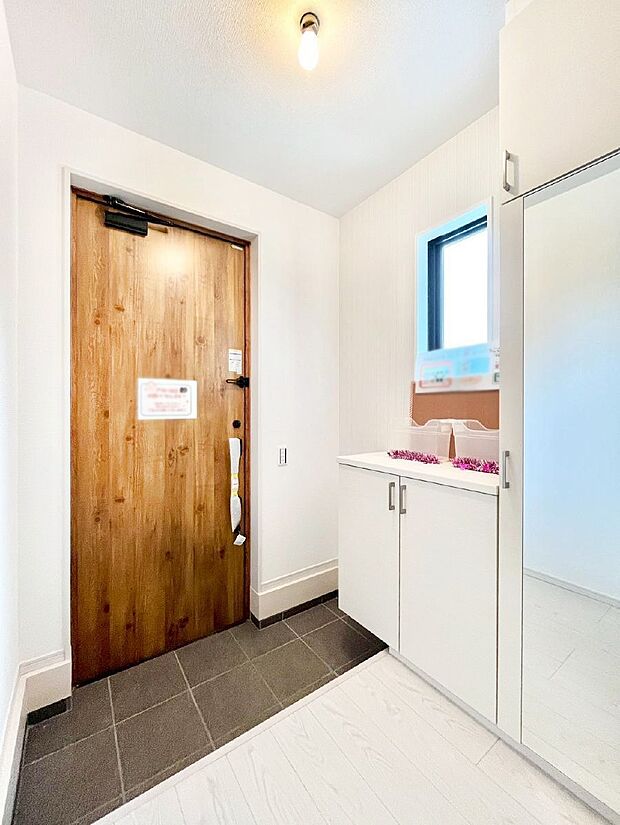 明るい玄関はお客様をお出迎えするのにぴったりです！ 