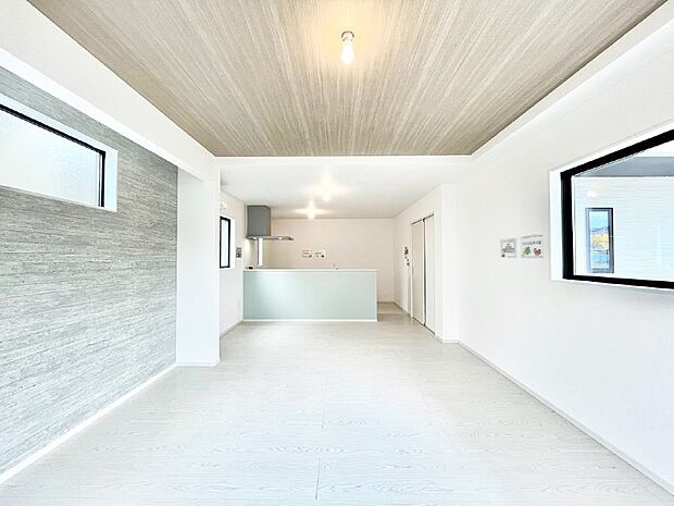 明るい陽光が注ぎ、寛ぎの雰囲気に満たされるリビング・ダイニング。 