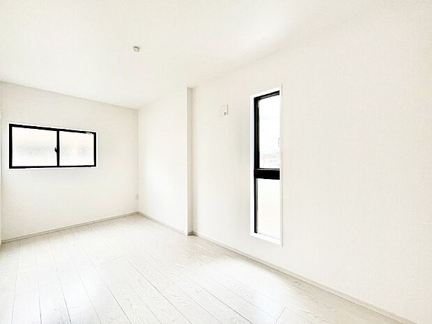 窓からのやさしい光が心地よいプライベートルーム  