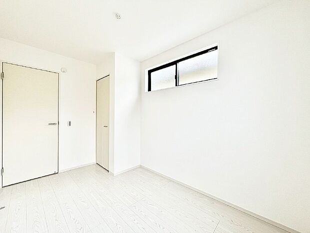 お子さまのお部屋としても！衣類の整理整頓に便利なクローゼット付きの洋室。