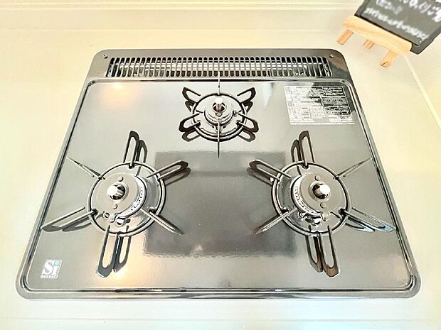 ガスコンロはＳｉセンサー搭載。火力調節や焦げ付き・消し忘れも防いでくれます。