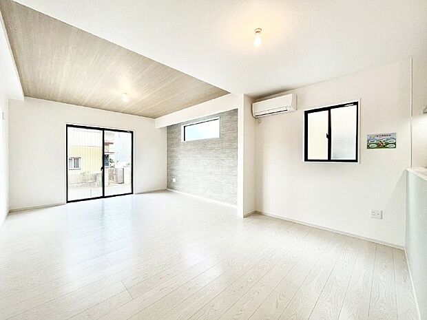 折り上げ天井を採用した開放感のあるダイニング