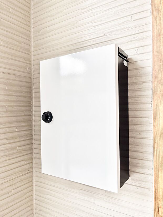 シンプルなデザインのポスト