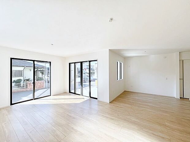 明るい陽光が注ぎ、寛ぎの雰囲気に満たされるリビング・ダイニング。 