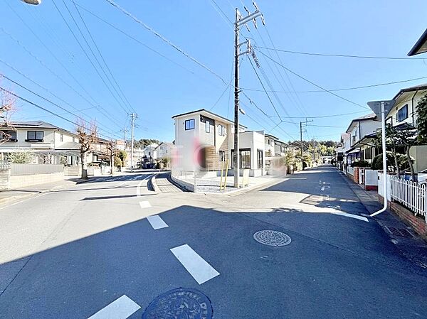 角地なので日当たりも良く、お家が堂々として見えます。