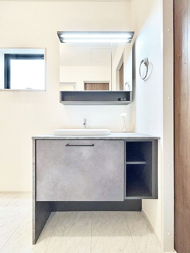 大きく見やすい二面鏡で清潔感ある洗面台は、身だしなみチェックや肌のお手入れにおすすめです。 