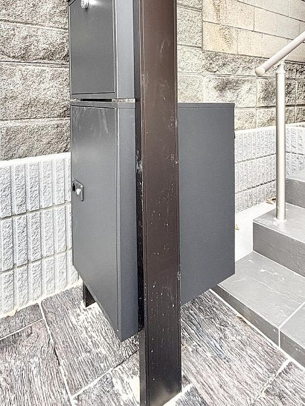 外観「宅配ボックス」 時間を気にせず宅配物をいつでも安全に受け取れます。