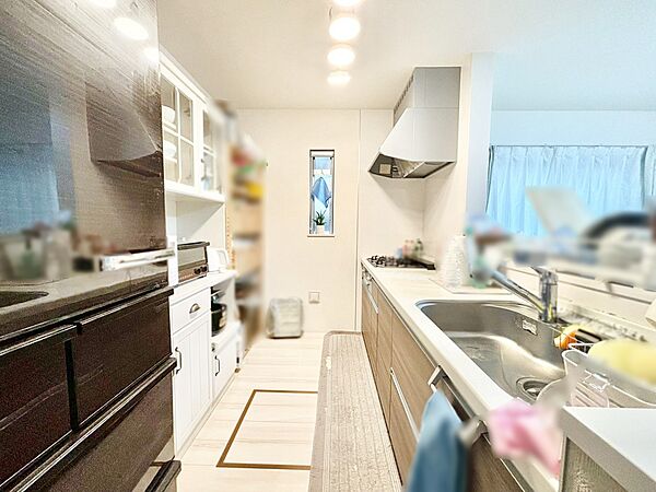 爽やかな風が通り抜けるキッチン。窓があるので明るく換気にも役立ちます。