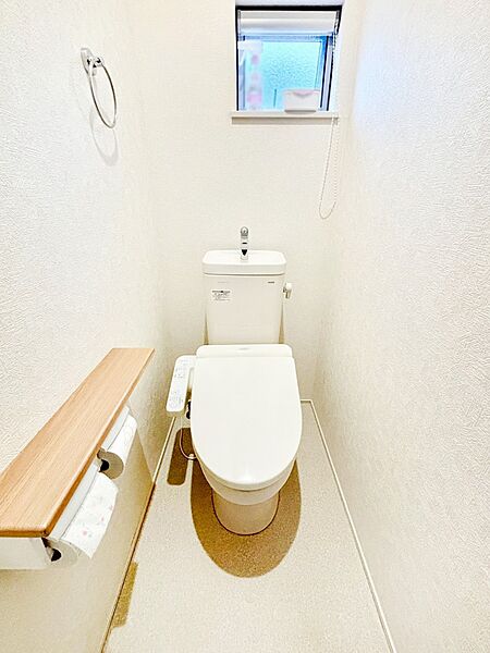 換気用小窓があり、明るく清潔な空間です。
