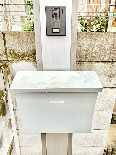 シンプルデザインのポスト