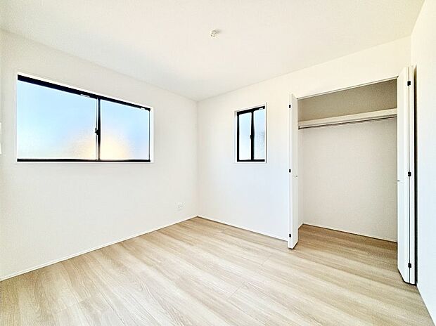 窓からのやさしい光が心地よいプライベートルーム