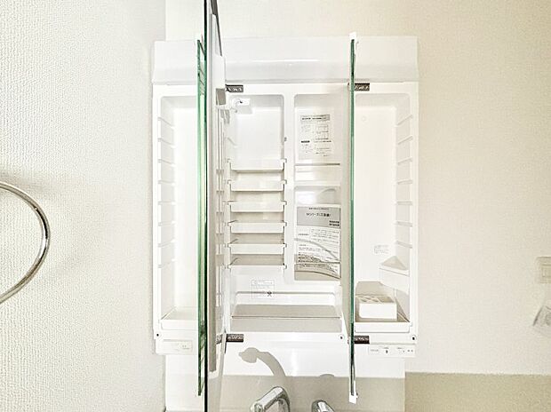 三面鏡の裏に、化粧品や衛生用品などを収納可能。洗面台をすっきりと保ちます!