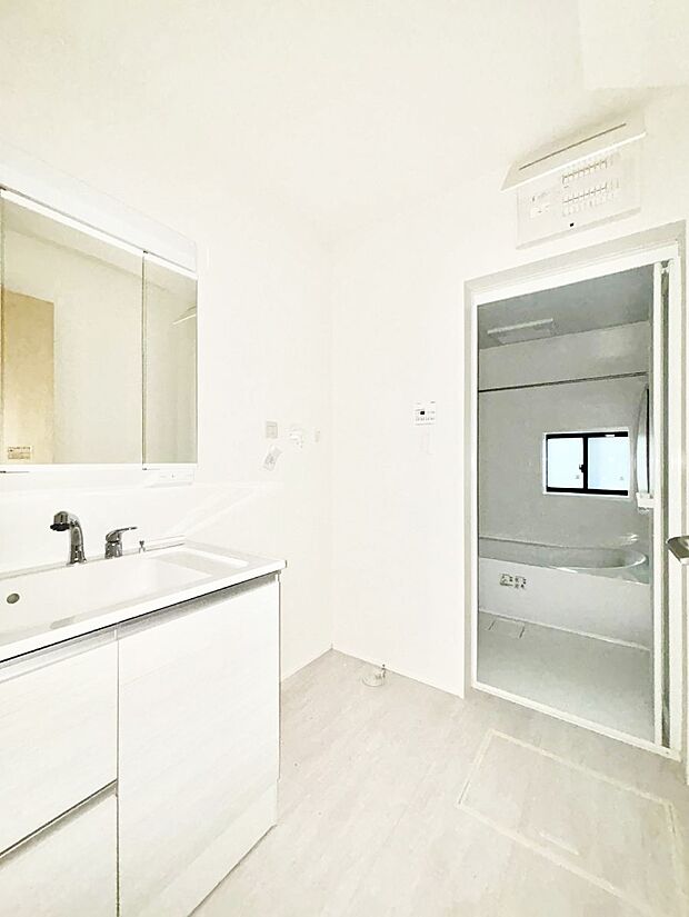 清潔感ある洗面化粧室で朝の身支度も快適