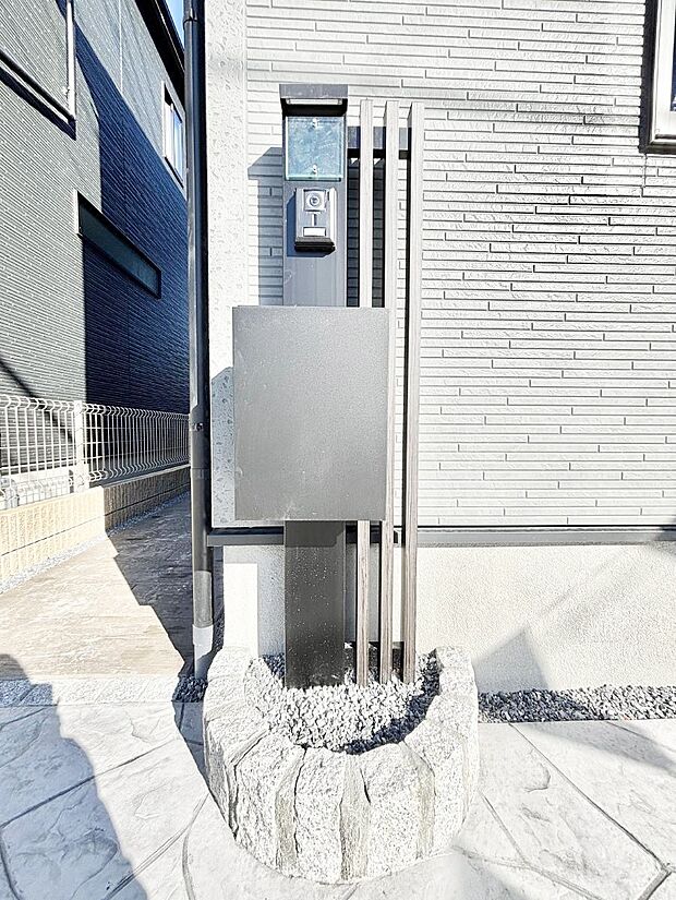 シンプルなデザインのポスト