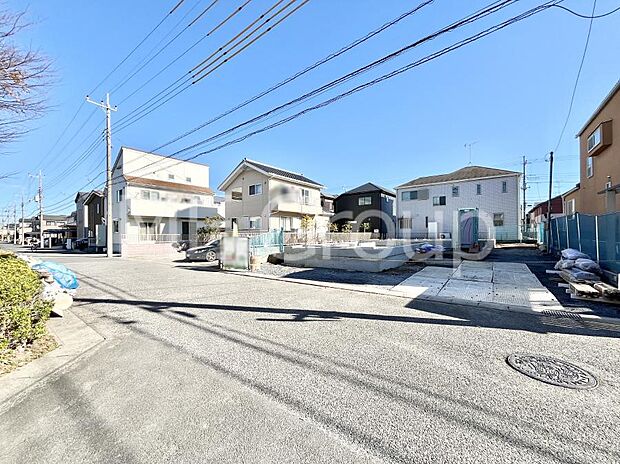 前面道路はきちんと整備されています。